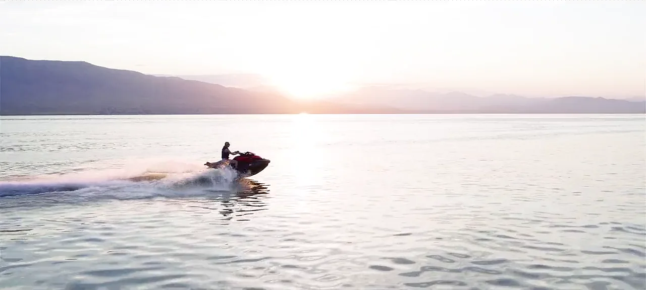 Jet ski no mar ao pôr do sol no Litoral Norte