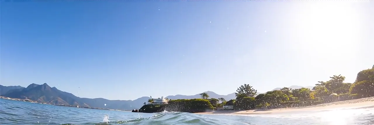 Mar calmo com a serra ao fundo